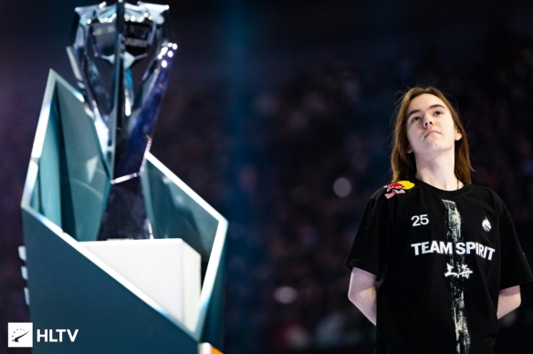 TES赛后群访 JackeyLove ：因为对面的英雄更厉害，所以第二局开局没打过